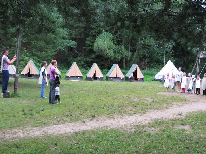 220 - Přijela se na nás podívat Petra Vacková, která nám na ranním nástupu zahrála.JPG